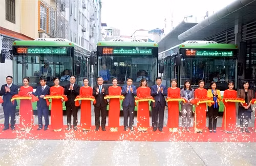 Chủ tịch UBND thành phố Hà Nội Nguyễn Đức Chung cùng các đại điểu cắt băng khai trương tuyến xe buýt nhanh BRT 01. Ảnh: Quang Quyết-TTXVN