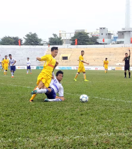Pha tranh cướp bóng quyết liệt giữa hai đội. Ảnh: Nguyên Linh - TTXVN