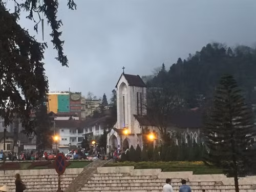 Tọa lạc tại quảng trường trung tâm, Nhà thờ đá Sa Pa được xây dựng từ năm 1895 là dấu ấn kiến trúc cổ toàn vẹn nhất của người Pháp còn sót lại tại đây
