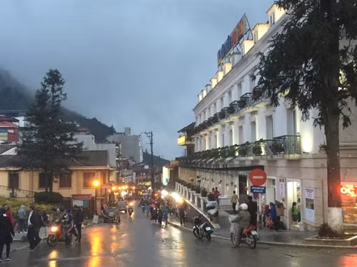 Chiều muộn, đường vào khu mua sắm của thị trấn lên đèn như chào đón...