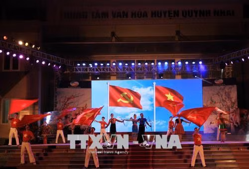 Chương trình văn nghệ khai mạc Tuần văn hóa, thể thao và du lịch huyện Quỳnh Nhai. Ảnh: Nguyễn Cường – TTXVN