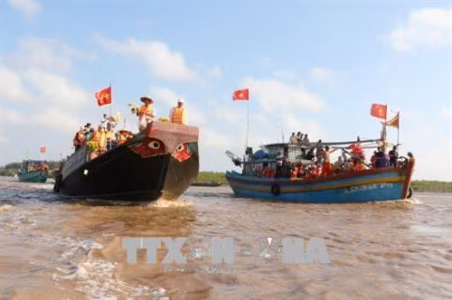 Tưng bừng khai hội Nghinh Ông Hòa Bình – Bạc Liêu. Ảnh: Nhật Bình – TTXVN