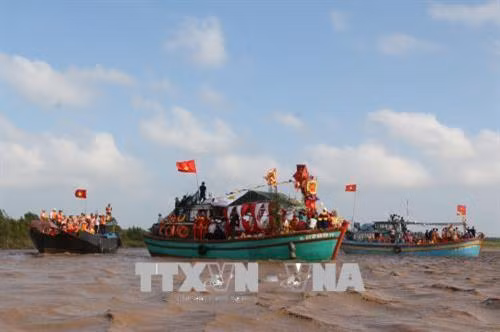 Tưng bừng khai hội Nghinh Ông Hòa Bình – Bạc Liêu. Ảnh: Nhật Bình – TTXVN