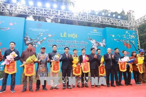 Chủ tịch UBND TP Hà Nội Nguyễn Đức Chung trao cờ lưu niệm cho các đội dự thi. Ảnh: Minh Nghĩa-TTXVN