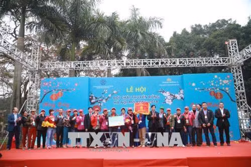 Đội tuyển quận Hoàng Mai 1 đoạt huy chương vàng nội dung bơi chải thuyền rồng nữ giải phong trào. Ảnh: Minh Nghĩa-TTXVN