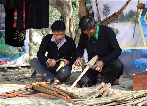Nghệ nhân Hậu Khoái Chính (65 tuổi, bên phải) và em Giàng A Páng đang chế tác khèn Mông. Ảnh: Xuân Tiến – TTXVN Không gian chế tác khèn Mông luôn thu hút nhiều du khách đến tìm hiểu, trải nghiệm. Ảnh: Xuân Tiến – TTXVN