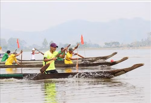 Đua thuyền nội dung 2 vận động viên. Ảnh: Tuấn Anh - TTXVN