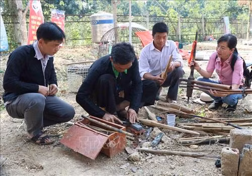 Nghệ nhân Hậu Khoái Chính (65 tuổi, bên phải) và em Giàng A Páng đang chế tác khèn Mông. Ảnh: Xuân Tiến – TTXVN Không gian chế tác khèn Mông luôn thu hút nhiều du khách đến tìm hiểu, trải nghiệm. Ảnh: Xuân Tiến – TTXVN