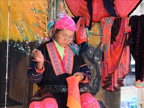 Nghệ thuật tạo hoa văn trên trang phục truyền thống của người Mông ở xã Sa Lông, huyện Mường Chà (Điện Biên) là 1 trong 8 di sản văn hóa phi vật thể cấp quốc gia của tỉnh Điện Biên. Ảnh: Xuân Tiến – TTXVN