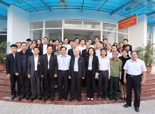 Tổng Bí thư Nguyễn Phú Trọng với các đại biểu tại phường Thạch Bàn, quận Long Biên. Ảnh : Trí Dũng – TTXVN