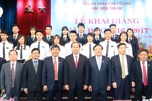 Chủ tịch nước Trần Đại Quang với thầy và trò của nhà trường. Ảnh: Nhan Sáng-TTXVN