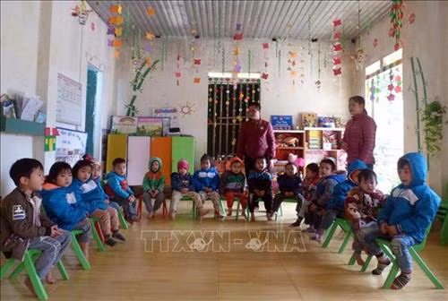 Anh Hoàng Văn Tính, Trưởng thôn Ngòi Trườn, rất quan tâm đến việc học tập của các cháu thiếu nhi ở điểm trường mầm non Ngòi Trườn. Ảnh: Quang Đán – TTXVN