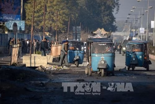 Binh sĩ Afghanistan gác trên đường phố sau vụ tấn công. AFP/TTXVN