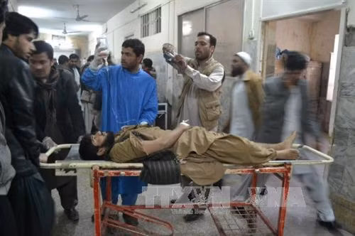 Chuyển nạn nhân bị thương trong vụ đánh bom tới bệnh viện ở Quetta. AFP/TTXVN