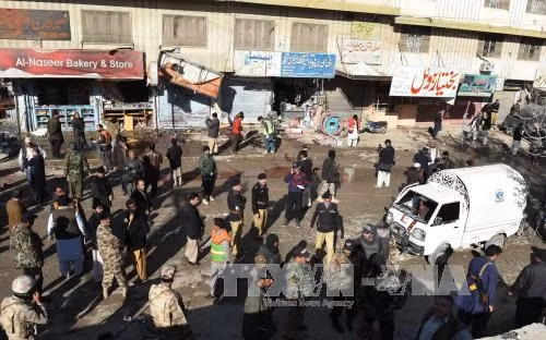 Nhân viên an ninh điều tra tại hiện trường vụ đánh bom ở Quetta. AFP/TTXVN