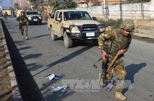 Binh sĩ Afghanistan điều tra tại hiện trường vụ đánh bom. AFP/TTXVN