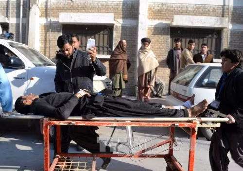 Chuyển nạn nhân bị thương trong vụ đánh bom tới bệnh viện ở Quetta. AFP/TTXVN