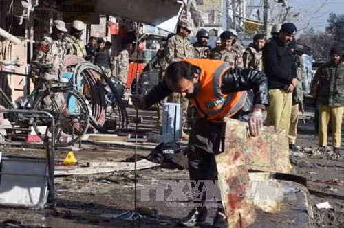 Nhân viên an ninh điều tra tại hiện trường vụ đánh bom ở Quetta. AFP/TTXVN