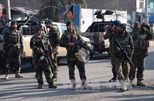 Lực lượng an ninh Afghanistan phong tỏa hiện trường vụ tấn công. AFP/TTXVN