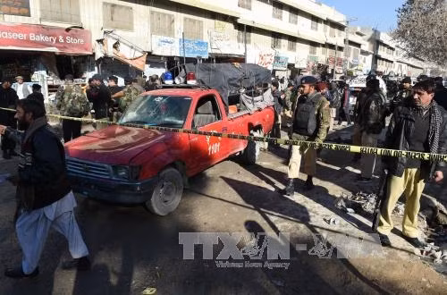 Nhân viên an ninh điều tra tại hiện trường vụ đánh bom ở Quetta. AFP/TTXVN