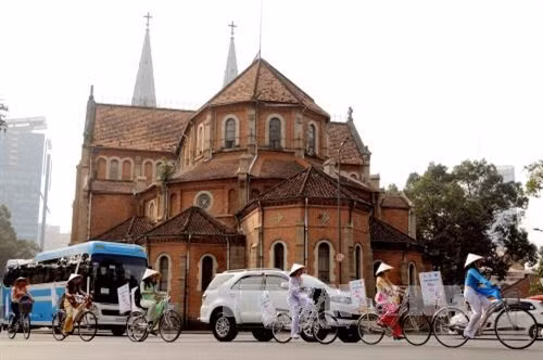 Hành trình xe đạp “Năng động áo dài” trên các tuyến đường trung tâm góp phần tuyên truyền “Chung tay vì ngành Du lịch, mỗi người dân là một hướng dẫn viên du lịch”. Ảnh: An Hiếu – TTXVN