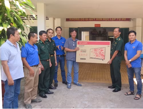 Thăm tặng quà cán bộ, chiến sĩ đồn biên phòng Tân Phú