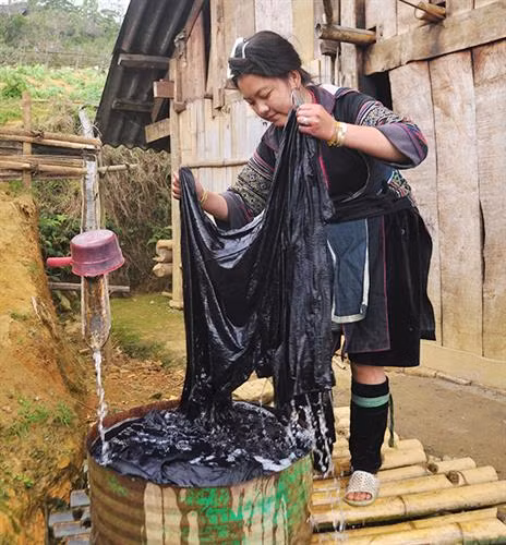 Việc đầu tiên phụ nữ Mông làm là thu hoạch cây lanh và được phơi thành những đụm to ở bất cứ khoảng đất rộng nào. Khi lanh đã đủ khô được mang về nhà, tước vỏ... …tiếp đó là giã lanh và nối sợi. Đây là công đoạn vất vả và tốn nhiều công sức nhất, sau khi giã cho mềm là tỉ mẩn nối những sợi lanh sao cho đều và đẹp. Phụ nữ Mông luôn tranh thủ trên đường lên nương, xuống chợ hay bất cứ khi nào, miễn đôi tay được "rảnh" là lại thoăn thoắt nối sợi, cuộn thành những búi nhỏ ở tay. Sau khi se và nối sợi bằng tay, sợi được đưa lên guồng se tiếp một lần nữa rồi cho vào guồng thu sợi. Qua các công đoạn sơ chế, sợi có màu trắng, mịn, dai và tiếp tục lăn mỏng, phẳng hơn, sau đó được xếp thành con chỉ dệt và dệt thành vải. Để tạo hoa văn, họa tiết, người Mông thường dùng kỹ thuật vẽ sáp ong do những người lớn tuổi có kinh nghiệm lâu năm thực hiện. Nhuộm chàm là công đoạn không thể thiếu. Sau khi nhuộm chàm, những tấm vải được phơi khô và giặt tẩy sáp... ... tiếp tục giặt nhiều lần rồi lăn để tạo độ phẳng và mịn. Những tấm vải thổ cẩm hoàn thành chứa đựng trong đó bao mồ hôi, công sức của phụ nữ Mông.