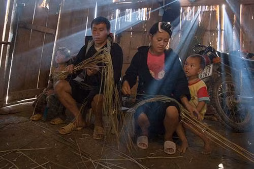 Việc đầu tiên phụ nữ Mông làm là thu hoạch cây lanh và được phơi thành những đụm to ở bất cứ khoảng đất rộng nào. Khi lanh đã đủ khô được mang về nhà, tước vỏ... …tiếp đó là giã lanh và nối sợi. Đây là công đoạn vất vả và tốn nhiều công sức nhất, sau khi giã cho mềm là tỉ mẩn nối những sợi lanh sao cho đều và đẹp. Phụ nữ Mông luôn tranh thủ trên đường lên nương, xuống chợ hay bất cứ khi nào, miễn đôi tay được "rảnh" là lại thoăn thoắt nối sợi, cuộn thành những búi nhỏ ở tay. Sau khi se và nối sợi bằng tay, sợi được đưa lên guồng se tiếp một lần nữa rồi cho vào guồng thu sợi. Qua các công đoạn sơ chế, sợi có màu trắng, mịn, dai và tiếp tục lăn mỏng, phẳng hơn, sau đó được xếp thành con chỉ dệt và dệt thành vải. Để tạo hoa văn, họa tiết, người Mông thường dùng kỹ thuật vẽ sáp ong do những người lớn tuổi có kinh nghiệm lâu năm thực hiện. Nhuộm chàm là công đoạn không thể thiếu. Sau khi nhuộm chàm, những tấm vải được phơi khô và giặt tẩy sáp... ... tiếp tục giặt nhiều lần rồi lăn để tạo độ phẳng và mịn. Những tấm vải thổ cẩm hoàn thành chứa đựng trong đó bao mồ hôi, công sức của phụ nữ Mông.