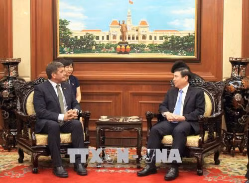 Ông Nguyễn Thành Phong, Chủ tịch Ủy ban nhân dân Thành phố Hồ Chí Minh (phải) với ông Andrew Doyle, Quốc vụ khanh về Thực phẩm, Lâm nghiệp và Trồng trọt Cộng hòa Ireland. Ảnh: Xuân Khu-TTXVN