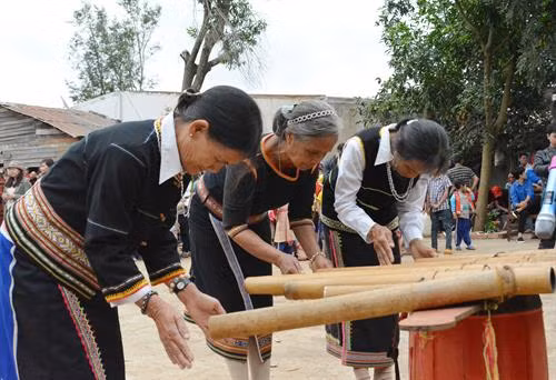 Biểu diễn nhạc cụ dân tộc trong lễ hội. Ảnh: Tuấn Anh – TTXVN Du khách thưởng thức rượu cần. Ảnh: Tuấn Anh - TTXVN