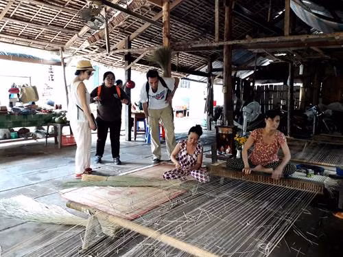 Du khách nước ngoài tìm hiểu về nghề dệt chiếu xã Nhơn Thạnh, thành phố Bến Tre. Ảnh: Trần Thị Thu Hiền - TTXVN Du khách quốc tế tìm hiểu về vẻ đẹp "xứ dừa" Bến Tre. Ảnh: Trần Thị Thu Hiền - TTXVN Du khách nước ngoài tìm hiểu về nghề dệt chiếu xã Nhơn Thạnh, thành phố Bến Tre. Ảnh: Trần Thị Thu Hiền - TTXVN