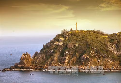 Ngọn hải đăng Đại Lãnh là điểm đến thú vị được du khách lựa chọn vì ngay gần bãi tắm Bãi Môn. Ảnh: Trọng Đạt - TTXVN