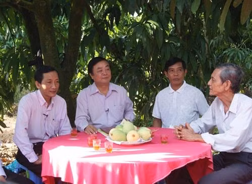Bí thư Tỉnh ủy Lê Minh Hoan (thứ 2 từ trái sang) nói chuyện với nông dân trồng xoài xã Tân Thuận Đông. Ảnh: baodongthap.vn