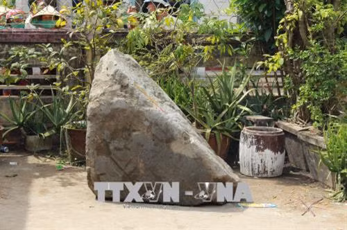 Vật thể có hình dạng khối đá. Ảnh: Thanh Bình-TTXVN