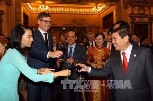 Chủ tịch UBND Thành Hồ Chí Minh Nguyễn Thành Phong cùng lãnh đạo Thành phố chúc mừng năm mới 2017 các cơ quan ngoại giao, Lãnh sự đoàn các nước đóng trên địa bàn. Ảnh: Thanh Vũ-TTXVN