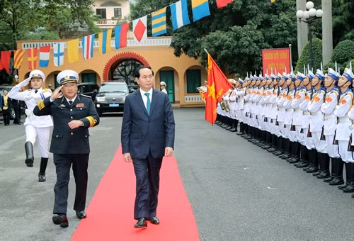 Nhân dịp đón Xuân Đinh Dậu 2017, sáng 18/01/2017, tại thành phố Hải Phòng, Chủ tịch nước Trần Đại Quang đến thăm, làm việc và chúc Tết cán bộ, chiến sĩ Quân chủng Hải quân. Trong ảnh: Cán bộ, chiến sỹ Quân chủng Hải quân đón Chủ tịch nước Trần Đại Quang. Ảnh: Nhan Sáng-TTXVN