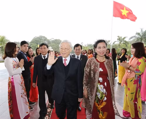 Tổng Bí thư Nguyễn Phú Trọng đến dự triển lãm“Tổng Bí thư Trường Chinh - Người học trò xuất sắc của Chủ tịch Hồ Chí Minh”. nhân dịp kỷ niệm 110 năm ngày sinh Cố Tổng Bí thư Trường Chinh (9/2/1907- 9/2/2017). Ảnh: Trí Dũng – TTXVN