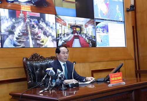 Nhân dịp đón Xuân Đinh Dậu 2017, sáng 18/1/2017, tại thành phố Hải Phòng, Chủ tịch nước Trần Đại Quang đến thăm, làm việc và chúc Tết cán bộ, chiến sĩ Quân chủng Hải quân. Trong ảnh: Chủ tịch nước Trần Đại Quang thăm hỏi, chúc Tết nhân dân, cán bộ và chiến sĩ đang làm nhiệm vụ trên các đảo thuộc quần đảo Trường Sa. Ảnh: Nhan Sáng-TTXVN