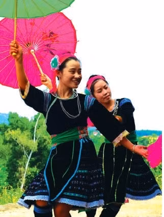 Người Mông vui hội. Ảnh: Minh Phương