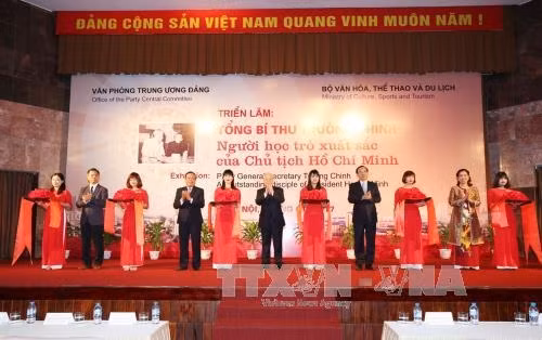 Tổng Bí thư Nguyễn Phú Trọng và các đại biểu cắt băng khai mạc triển lãm. Ảnh: Trí Dũng – TTXVN