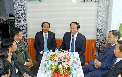 Nhân dịp đi thăm và chúc Tết tại thành phố Hải Phòng, sáng 18/1/2017, Chủ tịch nước Trần Đại Quang đến thăm, tặng quà và chúc Tết gia đình Anh hùng Lực lượng vũ trang, Liệt sỹ Công an Nguyễn Hồng Quân ở phường Thượng Lý, quận Hồng Bàng. Ảnh: Nhan Sáng-TTXVN