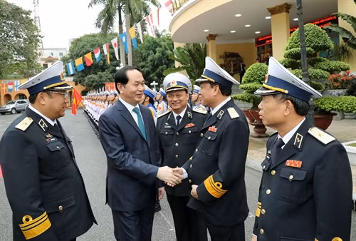 Nhân dịp đón Xuân Đinh Dậu 2017, sáng 18/01/2017, tại thành phố Hải Phòng, Chủ tịch nước Trần Đại Quang đến thăm, làm việc và chúc Tết cán bộ, chiến sĩ Quân chủng Hải quân. Trong ảnh: Chủ tịch nước Trần Đại Quan với các sỹ quan chỉ huy Quân chủng Hải quân. Ảnh: Nhan Sáng-TTXVN