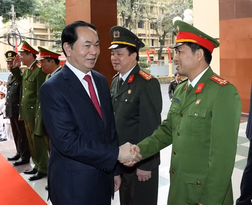 Chủ tịch nước Trần Đại Quang với cán bộ, chiến sĩ Công an thành phố Hải Phòng. Ảnh: Nhan Sáng-TTXVN