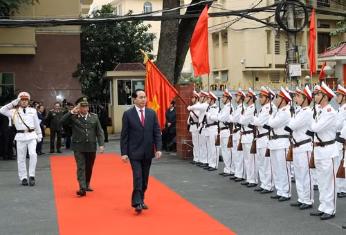 Nhân dịp đón Xuân Đinh Dậu 2017, sáng 18/1/2017, Chủ tịch nước Trần Đại Quang đến thăm, làm việc và chúc Tết cán bộ, chiến sĩ Công an thành phố Hải Phòng. Ảnh: Nhan Sáng-TTXVN