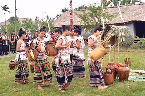 Dân làng lần lượt gùi các lễ vật cúng gồm: gà, vịt, rượu cần, lúa, bánh lá bày quanh cây nêu.