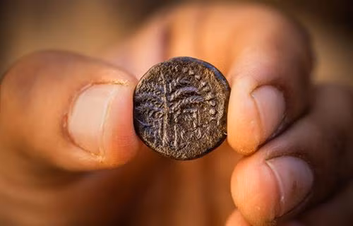 Đồng tiền cổ có niên đại 1.900 năm được phát hiện tại Jerusalem. Nguồn: City of David Archive