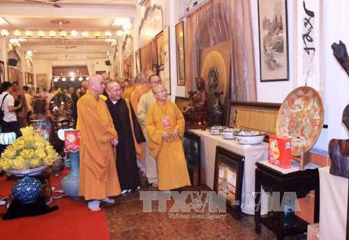 Thượng tọa Thích Nhật Từ, Trưởng Ban Văn hóa Phật giáo Việt Nam Thành phố Hồ Chí Minh (thứ 3 từ trái sang) cùng các giới chức Phật giáo tham quan Triển lãm các sản phẩm văn hóa Phật giáo. Ảnh: Xuân Khu - TTXVN