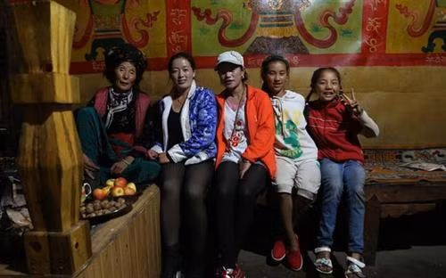 Trên dãy Himalaya, người Mosuo sống ở rìa hồ Luga xanh tươi thuộc huyện tự trị Ninh Lạng, Trung Quốc. Vùng đất này được ví như Tây Lương Nữ Quốc trong tác phẩm Tây Du Ký. Đây là một trong số ít những xã hội mẫu hệ cuối cùng. Phụ nữ trong bộ tộc vẫn duy trì phong tục tự chọn và thay đổi đối tác theo mong muốn. Người phụ nữ ở đây nắm giữ sức mạnh về cả tinh thần và thể chất. Tuy nhiên, trong 20 năm trở lại đây, văn hóa của bộ tộc này dần bị mai một. Du khách đổ về đây để được khám phá văn hóa có một không hai này. Như nhiều cộng đồng thiểu số khác, cơ hội kiếm tiền từ du lịch luôn có giá kèm theo. Nhiếp ảnh gia Karolin Klüppel, người ghi lại hình ảnh hiếm hoi về vương quốc kỳ lạ này, cho biết: “Điều này gây mâu thuẫn trong nhiều gia đình. Cuộc sống trở nên dễ thở hơn khi có lợi nhuận từ du lịch, nhưng họ cũng thấy buồn bã trước những đổi thay”. Nơi này ngày càng có nhiều hoạt động thu hút du khách nhờ phong cảnh thiên nhiên tuyệt đẹp và nền văn hóa độc đáo. Tuy nhiên, nhiều người đã lấy người ngoài tộc và chuyển về các thành phố lớn hơn để tìm việc làm. Giờ đây, phụ nữ lớn tuổi là người gìn giữ văn hóa của tộc Mosou. Họ khỏe mạnh, uyên bác và đầy lòng tự trọng. Sức mạnh và sự kiên định của họ giống như dãy Himalaya nơi họ sống. Theo Klüppel, những người cao tuổi ở đây hài hước và năng động. Cô cho biết: “Tôi thấy một phụ nữ 80 tuổi bê những thứ tôi còn chẳng nhấc nổi. Họ rất khỏe. Tôi nhận ra sức khỏe phụ thuộc vào cách bạn làm việc - họ còn khỏe hơn đàn ông”. Theo truyền thống, các đối tác hay "chồng" của họ chỉ tới thăm vào ban đêm và không có vai trò gì trong việc nuôi dưỡng con cái. Con cái ở với gia đình người mẹ cả đời, và người phụ nữ là chủ gia đình. Với người Mosuo, điều quan trọng nhất là tình yêu và đam mê. Nếu không còn yêu nhau, họ chấm dứt mối quan hệ một cách nhẹ nhàng.