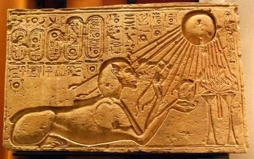 Pharaoh Ai Cập Akhenaten hay còn gọi Amenhotep IV cai trị đất nước trong khoảng thời gian từ năm 1351 - 1334 TCN. Ông là chồng của Nữ hoàng Nefertiti và là cha của pharaoh nổi tiếng Tutankhamun. Dưới thời trị vì của pharaoh Akhenaten, ông đã tiến hành những thay đổi lớn trong vấn đề tôn giáo. Theo đó, pharaoh Akhenaten cùng Nữ hoàng Nefertiti đã chuyển đổi tôn giáo Ai Cập từ đa thần giáo sang thờ cúng một vị thần duy nhất có tên Aten. Để thực hiện những thay đổi trên, vị vua Ai Cập này còn tiến hành xây dựng điện thờ tại Karnak, trang trí lối vào phía nam bằng hình ảnh ông đang thờ thần Ra. Đồng thời, pharaoh Akhenaten cũng xây dựng một đền thờ dành riêng cho thần Aten tại phía đông của khu chính điện. Pharaoh Ai Cập này cũng cho di rời cung điện từ Thebes tới thành phố Amarna. Nguyên nhân của sự việc này cho đến nay vẫn là điều bí ẩn. Phần lớn học giả cho rằng nguyên nhân là do cuộc xung đột giữa thầy tư tế thờ thần Amun và Akhenaten. Thêm nữa, pharaoh dị giáo Akhenaten còn gây tranh cãi khi áp dụng tô thuế đối với đền thờ. Đây là một điều không bình thường vào thời điểm ấy. Toàn bộ triều thần, giới quý tộc, thợ thủ công và thương nhân đều phải đóng thuế. Tiền thuế thu được được dùng cho các đền thờ thần Aten. Tuy nhiên, sau khi Akhenaten qua đời, con trai ông là Tutankhamun lên ngôi cũng là lúc cuộc cải cách tôn giáo do ông khởi xướng và tiến hành chấm dứt. Pharaoh Tutankhamun cho khôi phục lại những phong tục, tôn giáo cũ. Vị vua Ai Cập mới cũng rời cung điện về Memphis và thậm chí pharaoh Akhenaten bị xóa tên khỏi lịch sử.