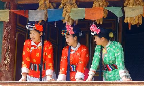 Trên dãy Himalaya, người Mosuo sống ở rìa hồ Luga xanh tươi thuộc huyện tự trị Ninh Lạng, Trung Quốc. Vùng đất này được ví như Tây Lương Nữ Quốc trong tác phẩm Tây Du Ký. Đây là một trong số ít những xã hội mẫu hệ cuối cùng. Phụ nữ trong bộ tộc vẫn duy trì phong tục tự chọn và thay đổi đối tác theo mong muốn. Người phụ nữ ở đây nắm giữ sức mạnh về cả tinh thần và thể chất. Tuy nhiên, trong 20 năm trở lại đây, văn hóa của bộ tộc này dần bị mai một. Du khách đổ về đây để được khám phá văn hóa có một không hai này. Như nhiều cộng đồng thiểu số khác, cơ hội kiếm tiền từ du lịch luôn có giá kèm theo. Nhiếp ảnh gia Karolin Klüppel, người ghi lại hình ảnh hiếm hoi về vương quốc kỳ lạ này, cho biết: “Điều này gây mâu thuẫn trong nhiều gia đình. Cuộc sống trở nên dễ thở hơn khi có lợi nhuận từ du lịch, nhưng họ cũng thấy buồn bã trước những đổi thay”. Nơi này ngày càng có nhiều hoạt động thu hút du khách nhờ phong cảnh thiên nhiên tuyệt đẹp và nền văn hóa độc đáo. Tuy nhiên, nhiều người đã lấy người ngoài tộc và chuyển về các thành phố lớn hơn để tìm việc làm. Giờ đây, phụ nữ lớn tuổi là người gìn giữ văn hóa của tộc Mosou. Họ khỏe mạnh, uyên bác và đầy lòng tự trọng. Sức mạnh và sự kiên định của họ giống như dãy Himalaya nơi họ sống. Theo Klüppel, những người cao tuổi ở đây hài hước và năng động. Cô cho biết: “Tôi thấy một phụ nữ 80 tuổi bê những thứ tôi còn chẳng nhấc nổi. Họ rất khỏe. Tôi nhận ra sức khỏe phụ thuộc vào cách bạn làm việc - họ còn khỏe hơn đàn ông”. Theo truyền thống, các đối tác hay "chồng" của họ chỉ tới thăm vào ban đêm và không có vai trò gì trong việc nuôi dưỡng con cái. Con cái ở với gia đình người mẹ cả đời, và người phụ nữ là chủ gia đình. Với người Mosuo, điều quan trọng nhất là tình yêu và đam mê. Nếu không còn yêu nhau, họ chấm dứt mối quan hệ một cách nhẹ nhàng.